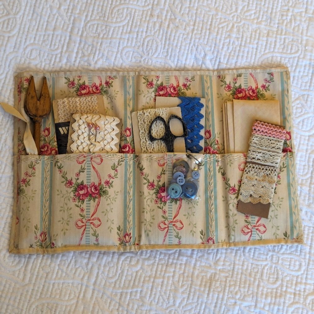 VINTAGE Sewing Kit Lace Buttons Scissors - Picture 2 of 8